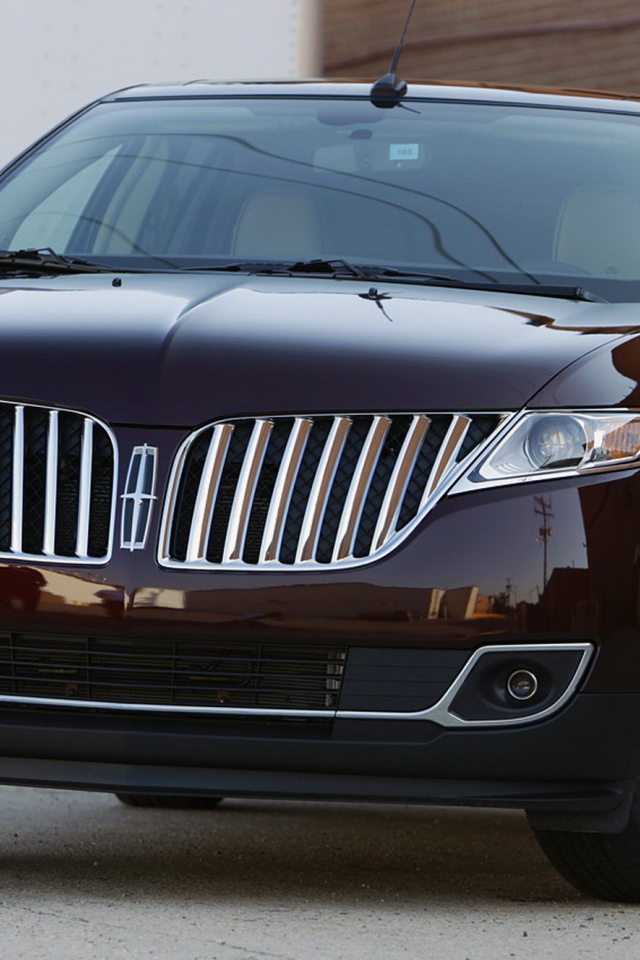 Автомобиль Lincoln MKX на дороге