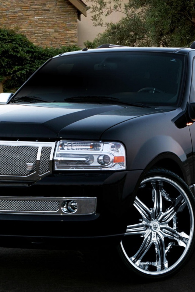 Автомобиль Lincoln Navigator 2014 на дороге