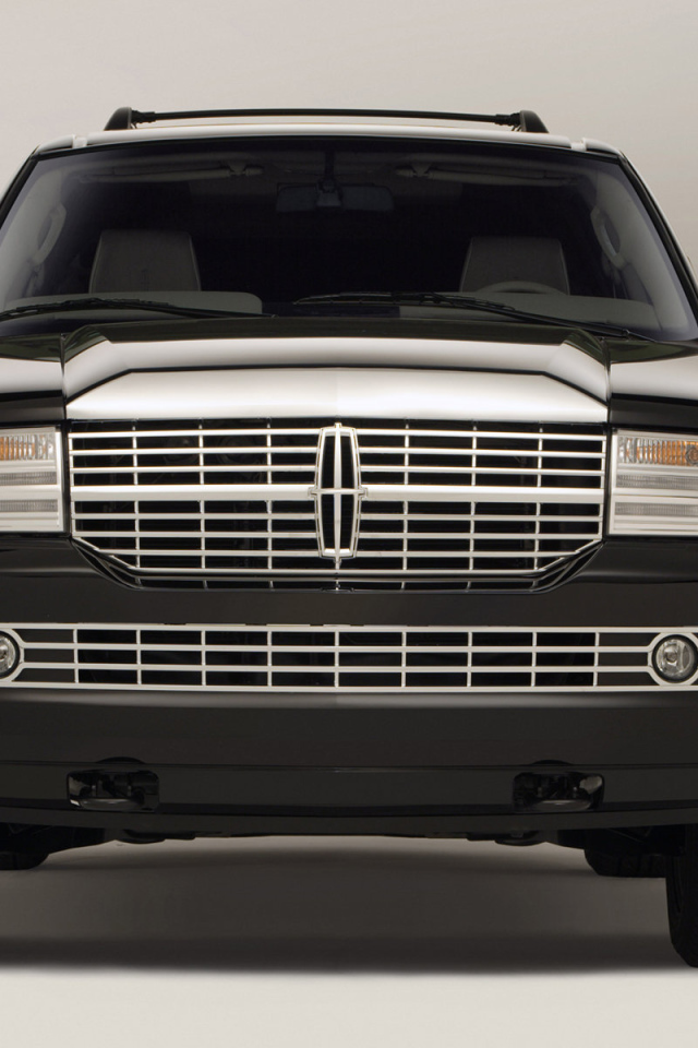 Автомобиль Lincoln Navigator на дороге