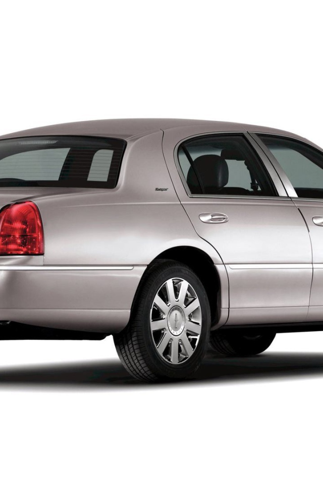 Новая машина Lincoln Town Car
