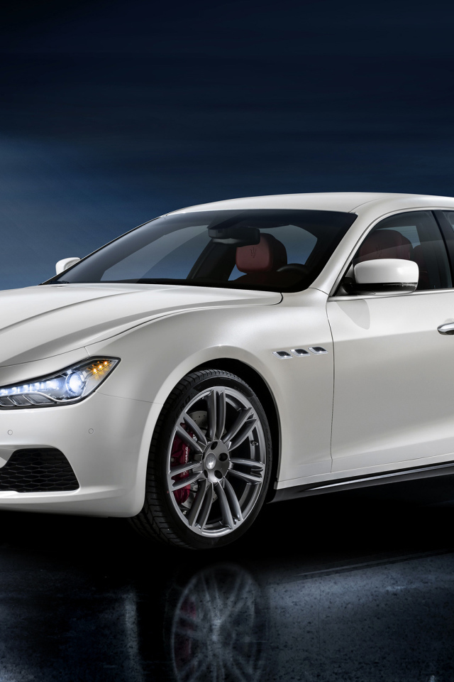 Красивый автомобиль Maserati Ghibli