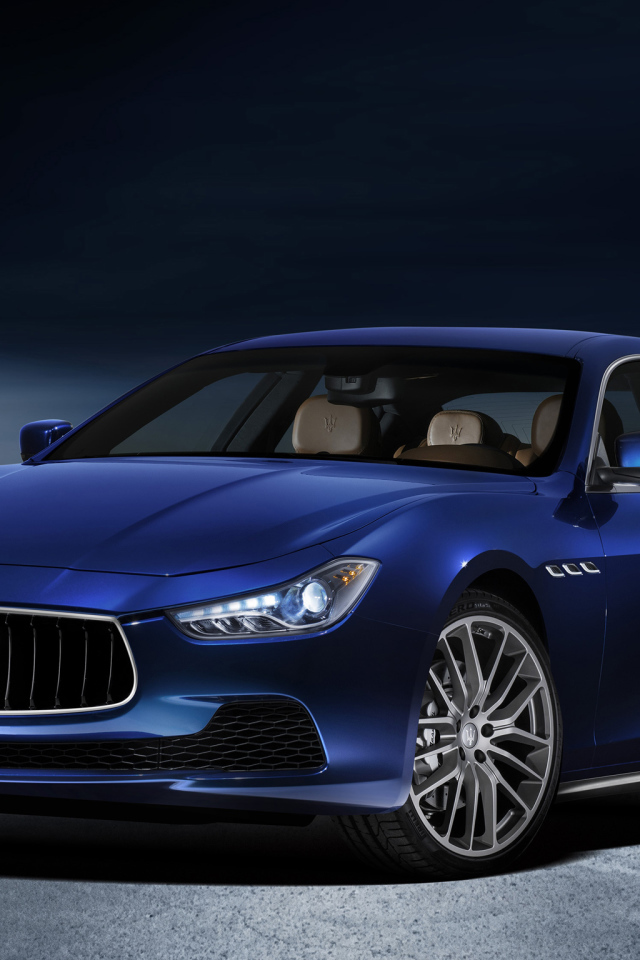 Красивый автомобиль Maserati Ghibli в Москве