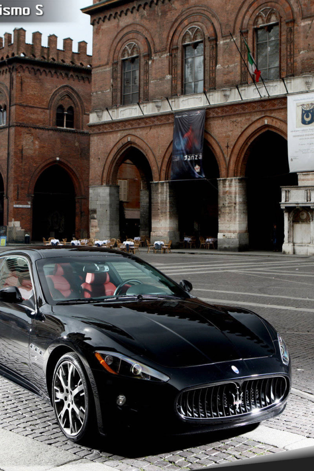 Красивый автомобиль Maserati Granturismo