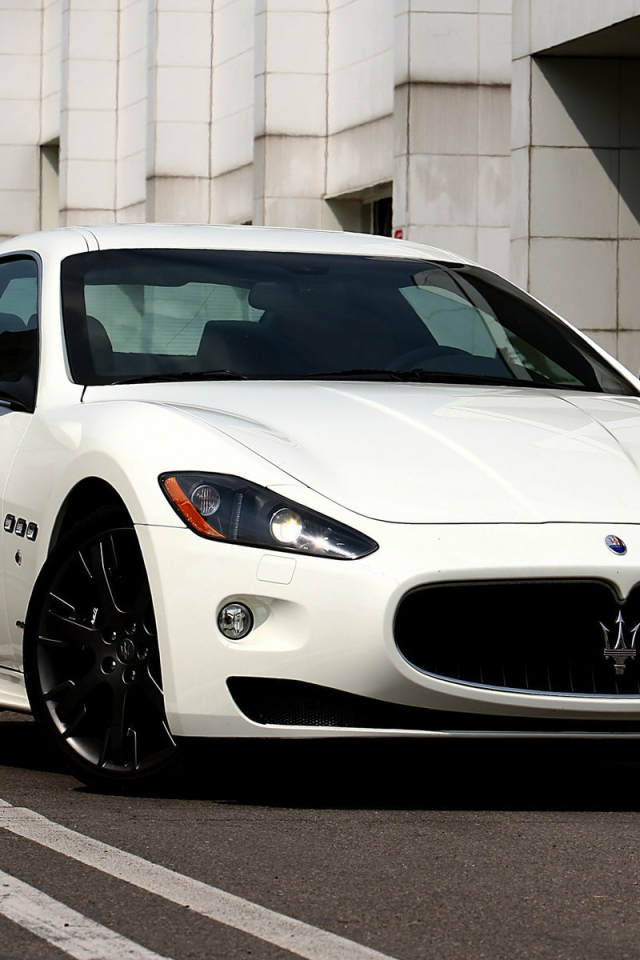 Красивый автомобиль Maserati Granturismo в Москве