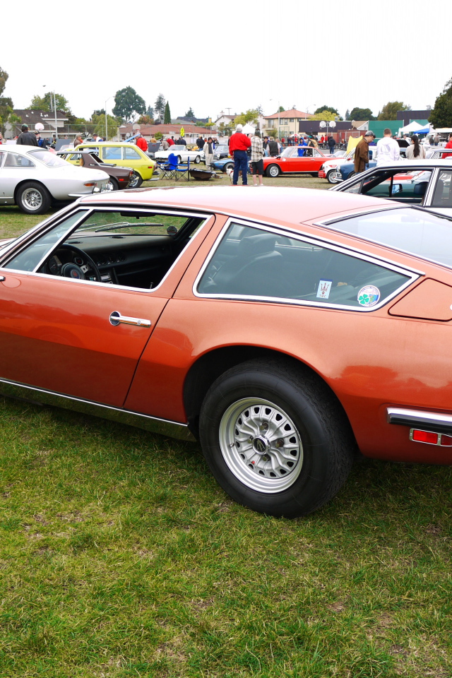 Красивый автомобиль Maserati Indy в Москве