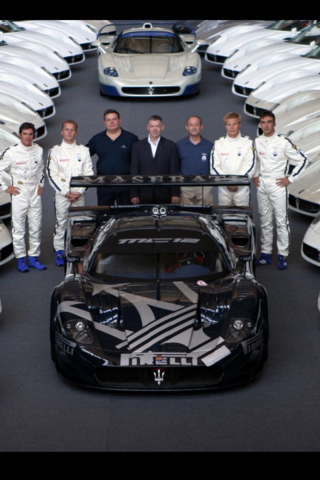 Красивый автомобиль Maserati MC12 в Москве