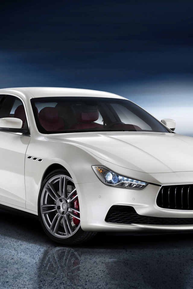 Автомобиль Maserati Ghibli на дороге