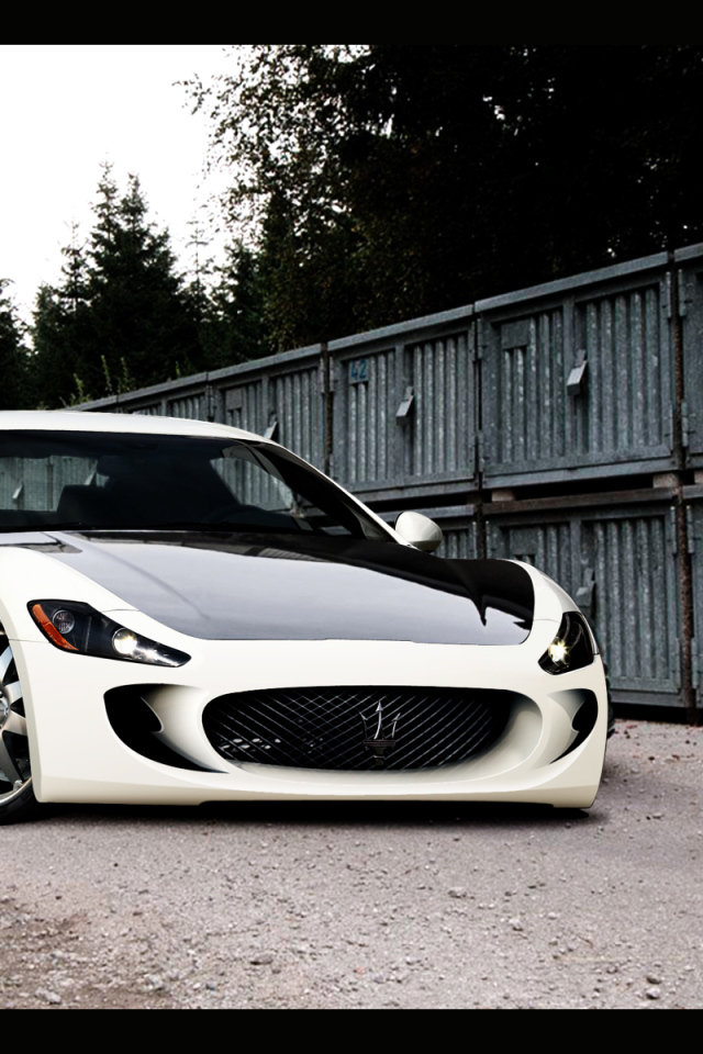 Автомобиль Maserati Granturismo на дороге