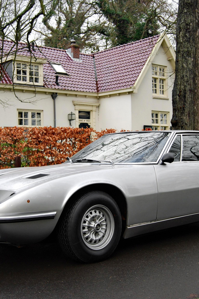 Автомобиль Maserati Indy на дороге