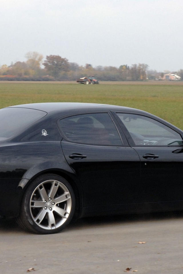Автомобиль Maserati Quattroporte на дороге
