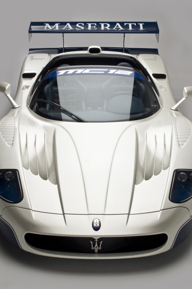 Автомобиль Maserati MC12 на дороге