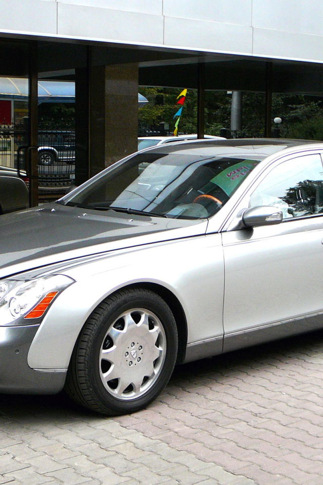 Красивый автомобиль Maybach  Landaulet в Москве