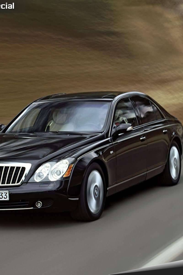 Автомобиль Maybach  57 на дороге