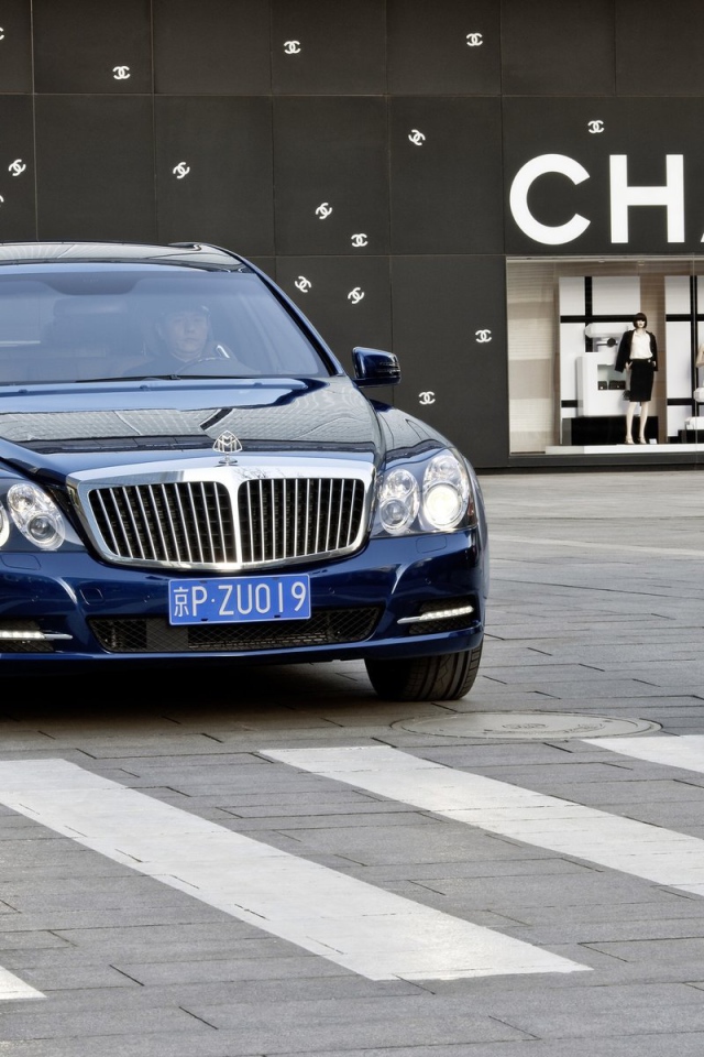 Автомобиль Maybach  62s на дороге