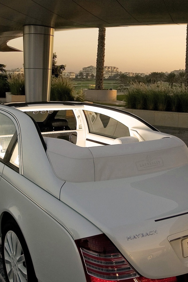 Автомобиль Maybach  Landaulet на дороге