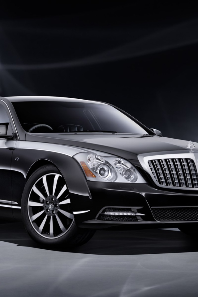  Автомобиль Maybach  2014 на дороге