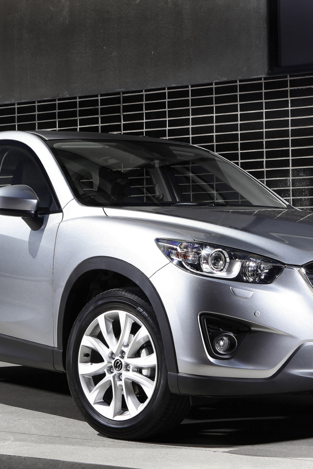 Красивый автомобиль Mazda CX 5