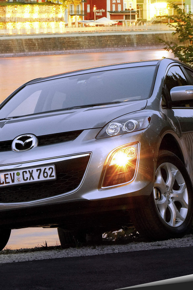Красивый автомобиль Mazda CX 7