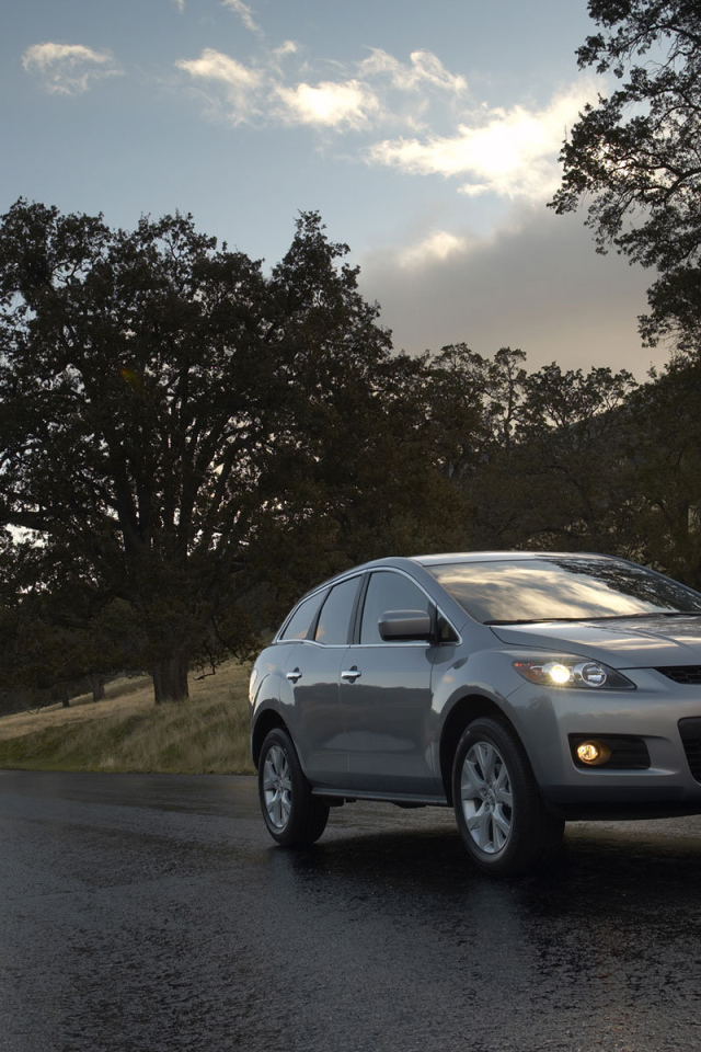 Красивый автомобиль Mazda CX 7 в Москве