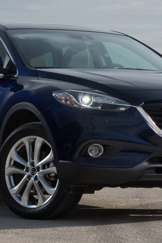 Красивый автомобиль Mazda CX 9 в Москве