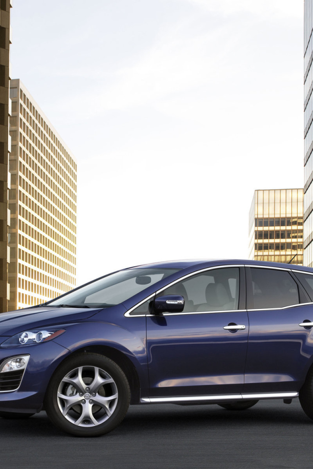 Автомобиль марки Mazda модели CX 7