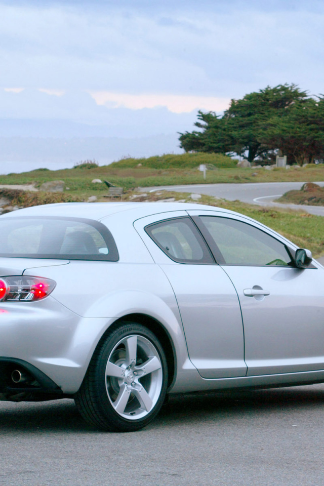 Автомобиль марки Mazda модели RX 8