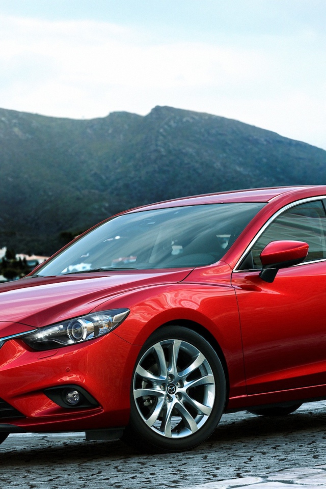 Автомобиль Mazda 6 на дороге