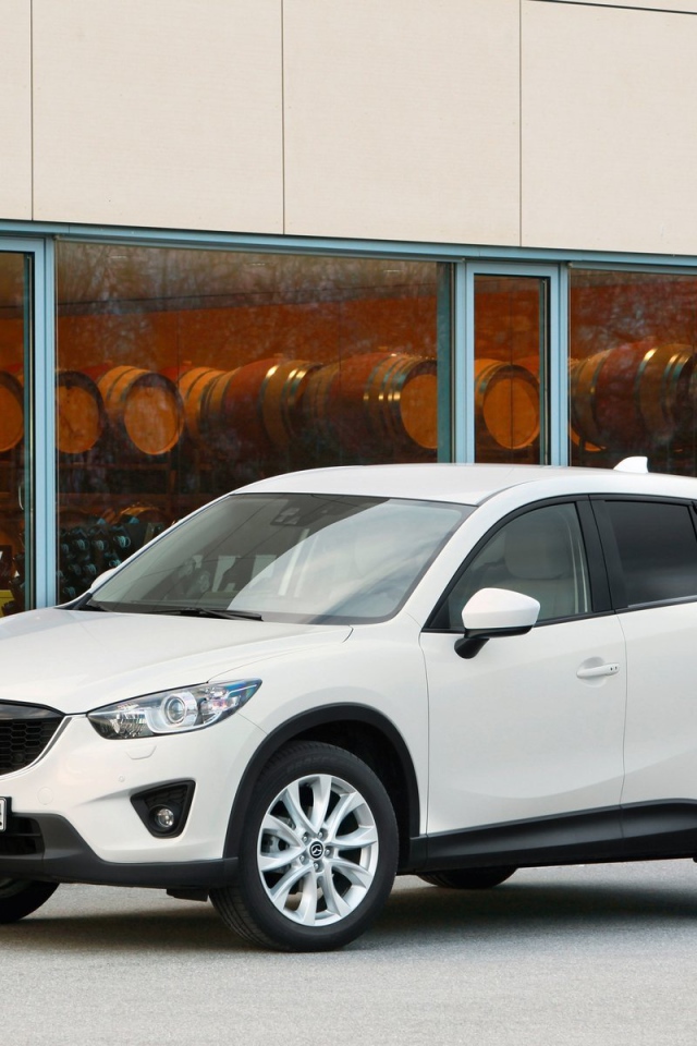 Автомобиль Mazda CX 5 на дороге
