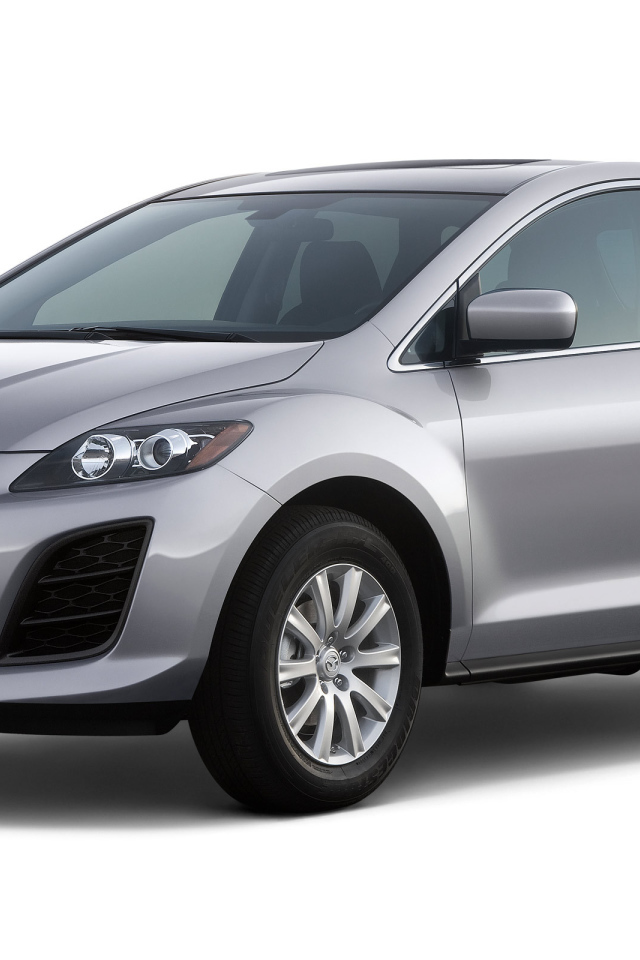 Автомобиль Mazda CX 7 на дороге