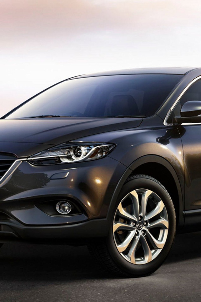 Автомобиль Mazda CX 9 на дороге