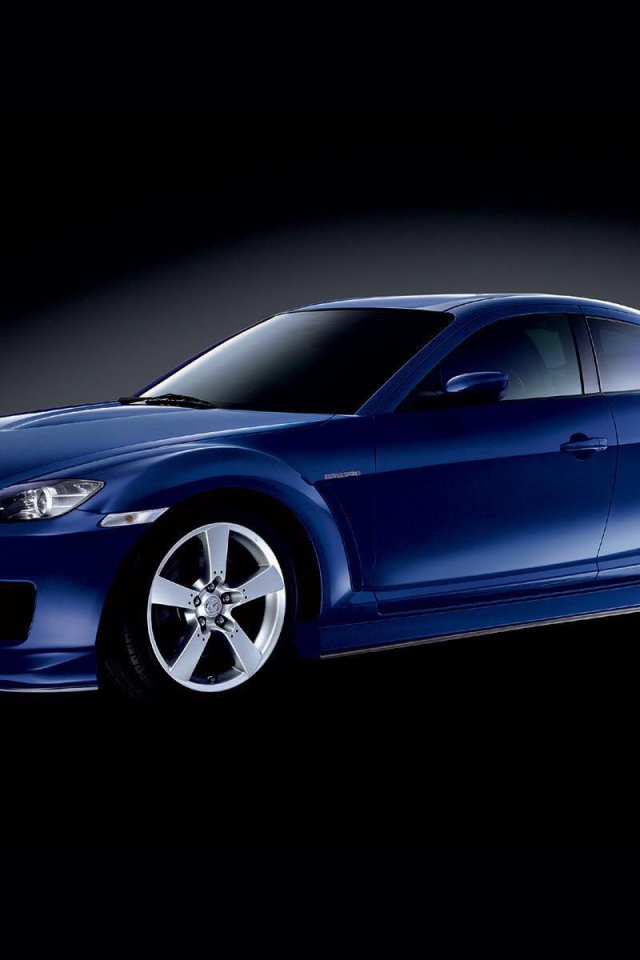 Автомобиль Mazda RX 8 на дороге