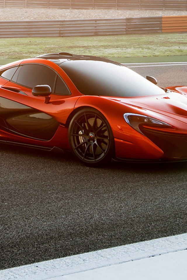 Красивый автомобиль McLaren P1 2014 в Москве