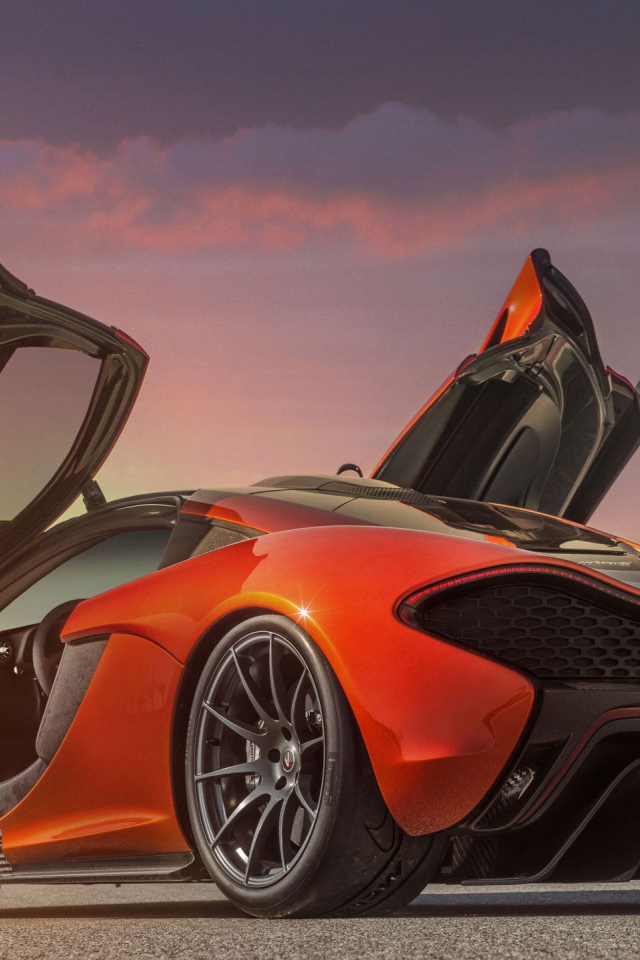 Автомобиль McLaren P1 2014 на дороге