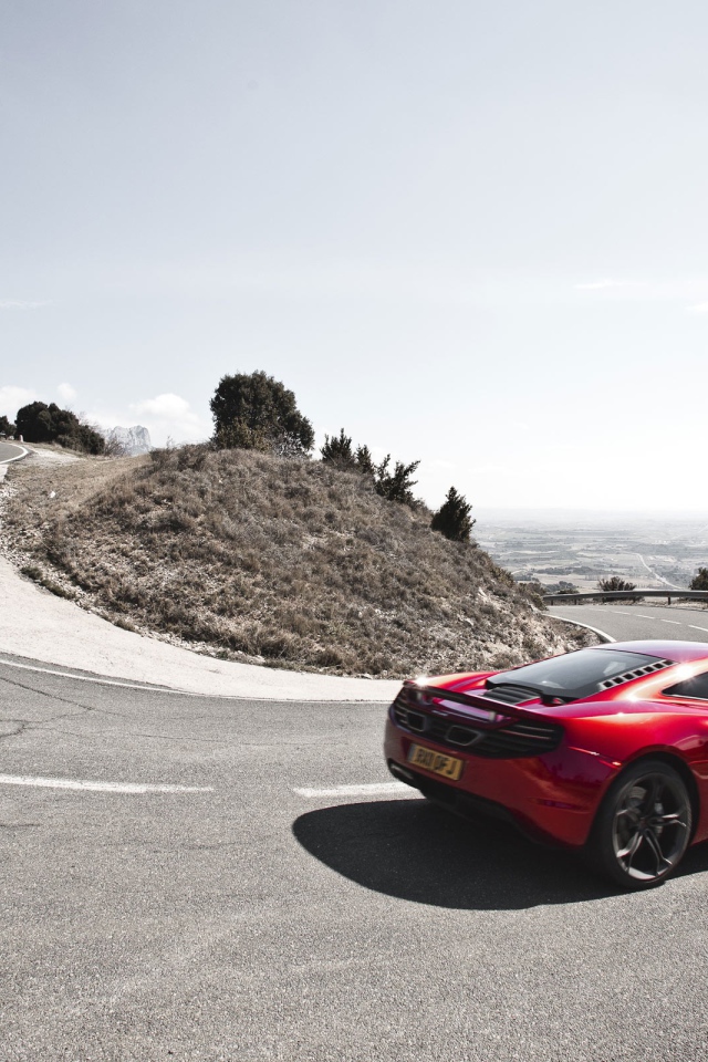 Автомобиль на горной дороге