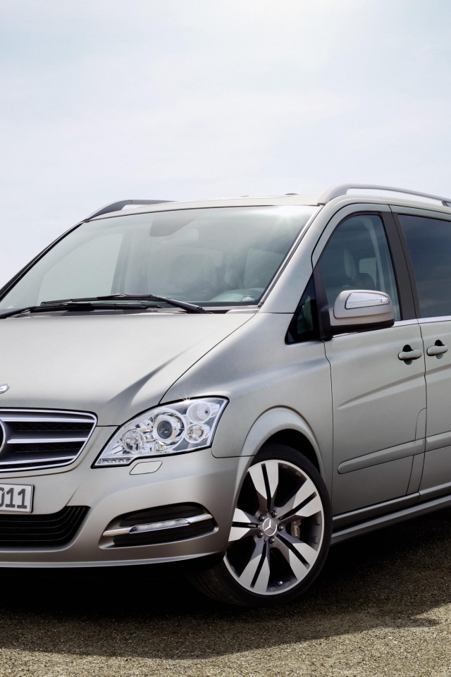 Автомобиль марки Mercedes модели V-Class 2014