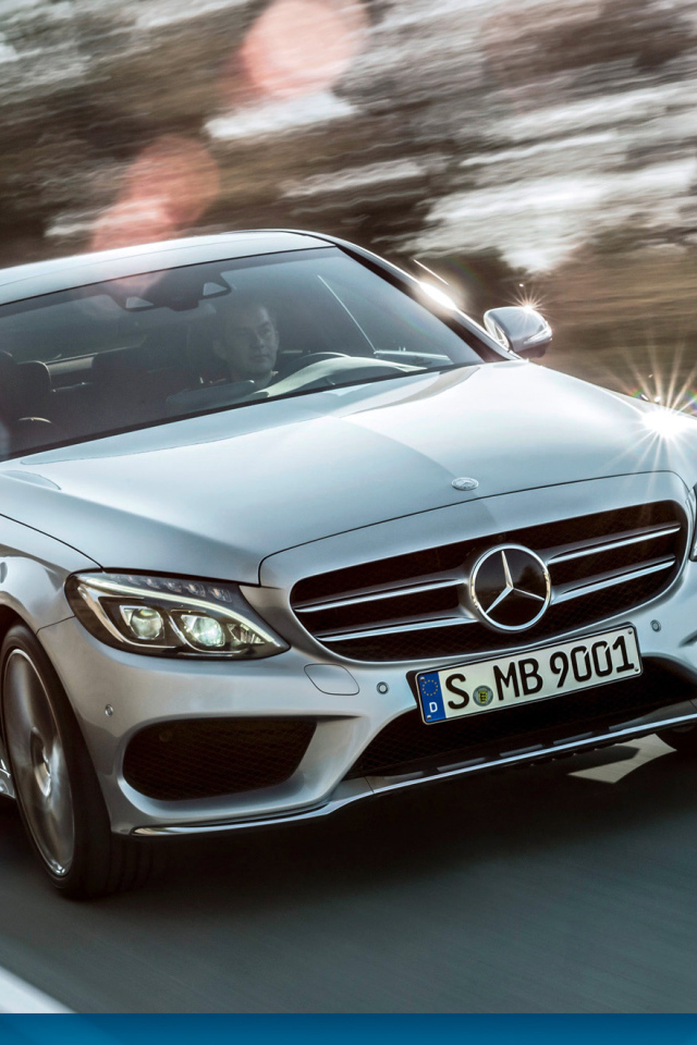 Красивый автомобиль Mercedes C-Class 2014