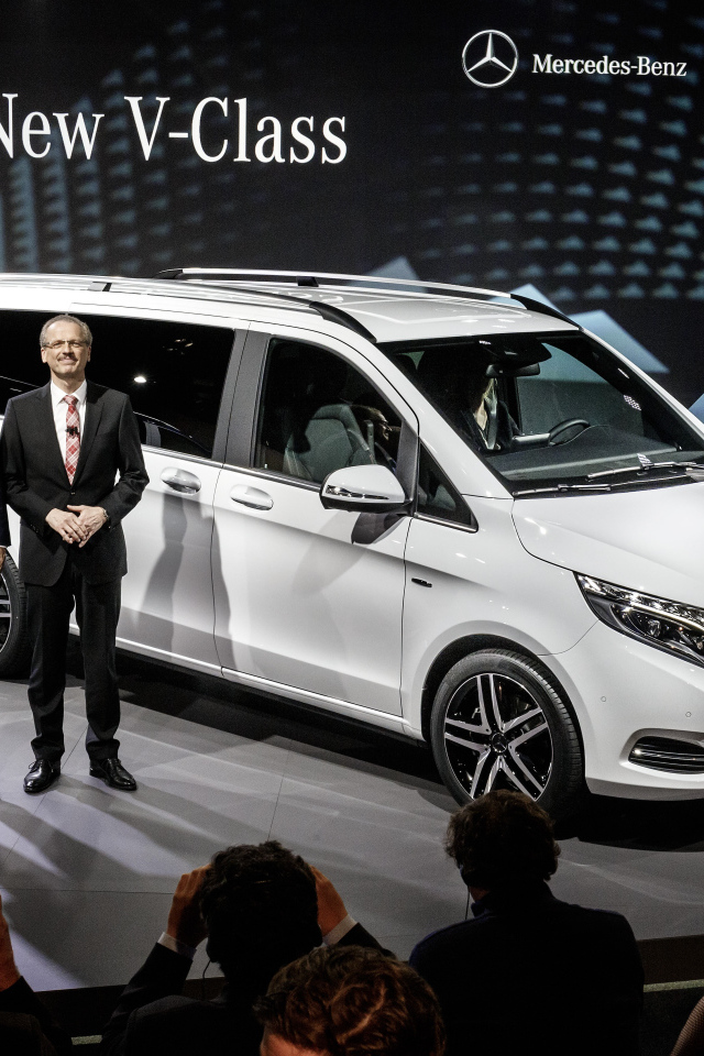Красивый автомобиль Mercedes V-Class 2014