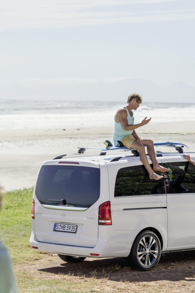 Красивый автомобиль Mercedes V-Class 2014 в Москве