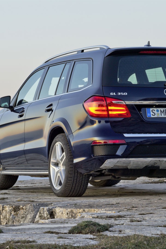 Синий мерседес в горах