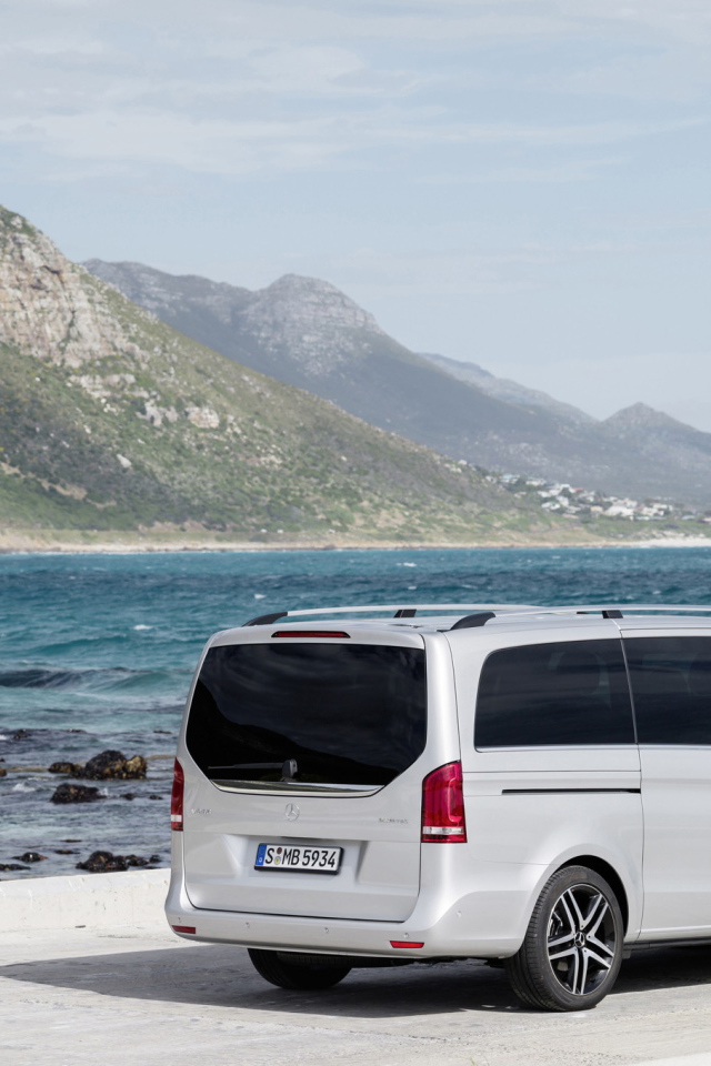 Автомобиль Mercedes V-Class 2014 на дороге