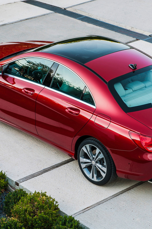 Вишневый Mercedes GLA