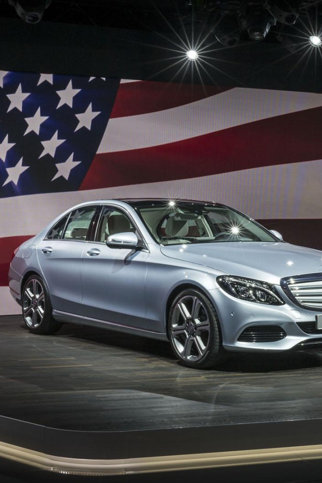 Mercedes C class 2014 на фоне флага США