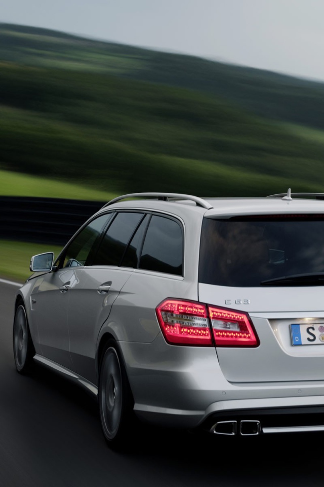 Мерседес в движении по дороге