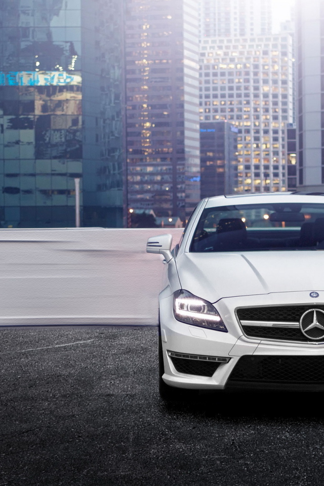 Мерседес на городской парковке