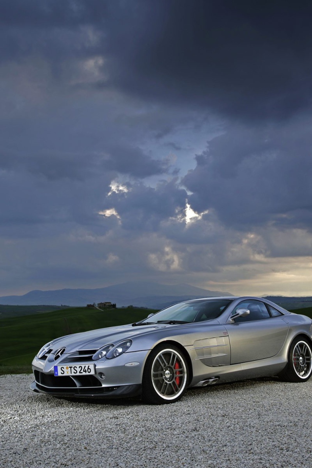 Спортивный серебристый Мерседес