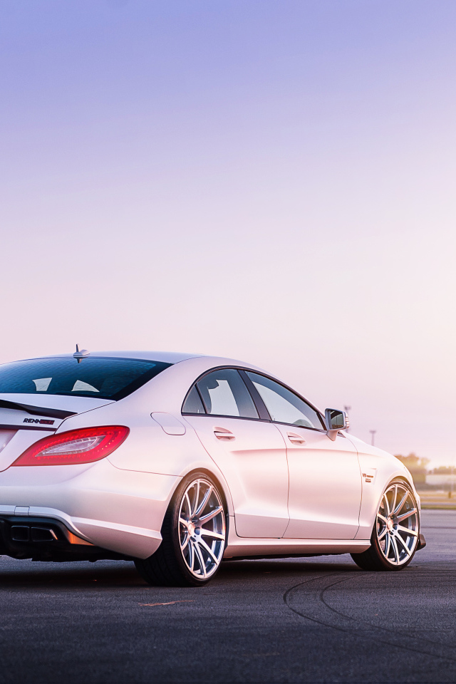 Белый мерседес C218