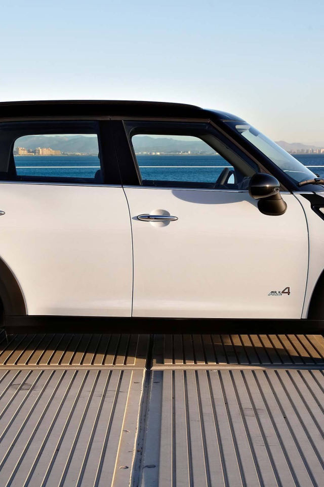 mini cooper countryman на фоне моря