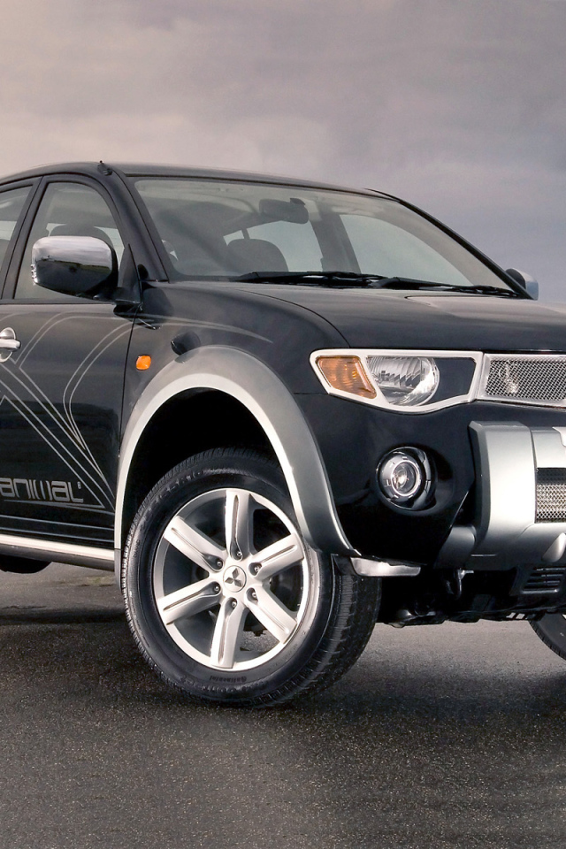 Красивый автомобиль Mitsubishi L200