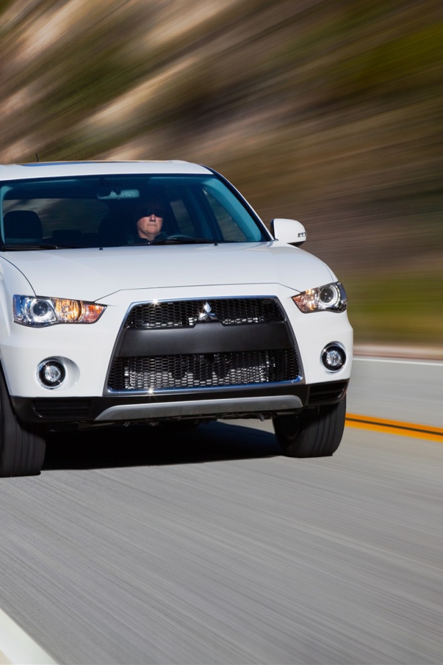 Красивый автомобиль Mitsubishi Outlander в Москве