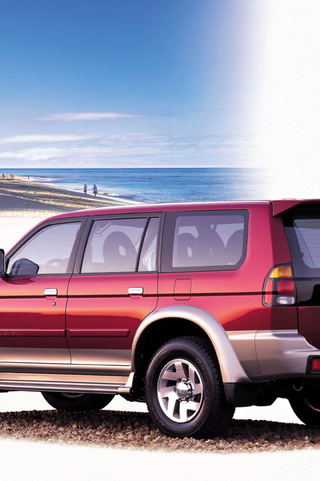 Красивый автомобиль Mitsubishi Pajero Sport